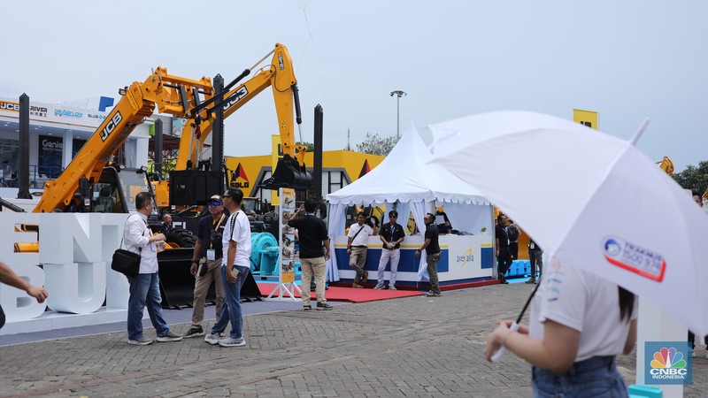 Sejumlah alat berat dipajang dalam Pameran Indonesia Energy & Engineering (IEE) Series 2025 di Jakarta International Expo (JIExpo), Kamis (11/9/2025). (CNBC Indonesia/Tri Susilo) Sejumlah alat berat dipajang dalam Pameran Indonesia Energy & Engineering (IEE) Series 2025 di Jakarta International Expo (JIExpo), Kamis (11/9/2025). (CNBC Indonesia/Tri Susilo)