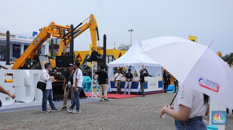Sejumlah alat berat dipajang dalam Pameran Indonesia Energy & Engineering (IEE) Series 2025 di Jakarta International Expo (JIExpo), Kamis (11/9/2025). (CNBC Indonesia/Tri Susilo)