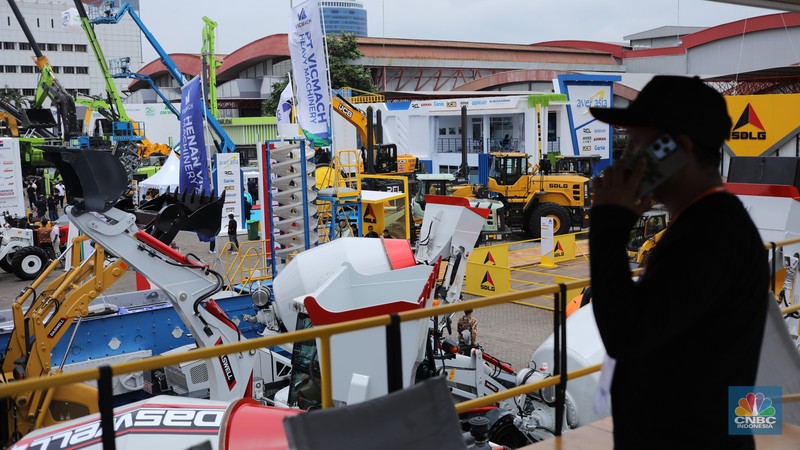 Sejumlah alat berat dipajang dalam Pameran Indonesia Energy & Engineering (IEE) Series 2025 di Jakarta International Expo (JIExpo), Kamis (11/9/2025). (CNBC Indonesia/Tri Susilo)