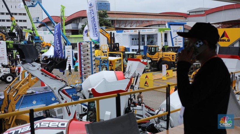 Sejumlah alat berat dipajang dalam Pameran Indonesia Energy & Engineering (IEE) Series 2025 di Jakarta International Expo (JIExpo), Kamis (11/9/2025). (CNBC Indonesia/Tri Susilo)