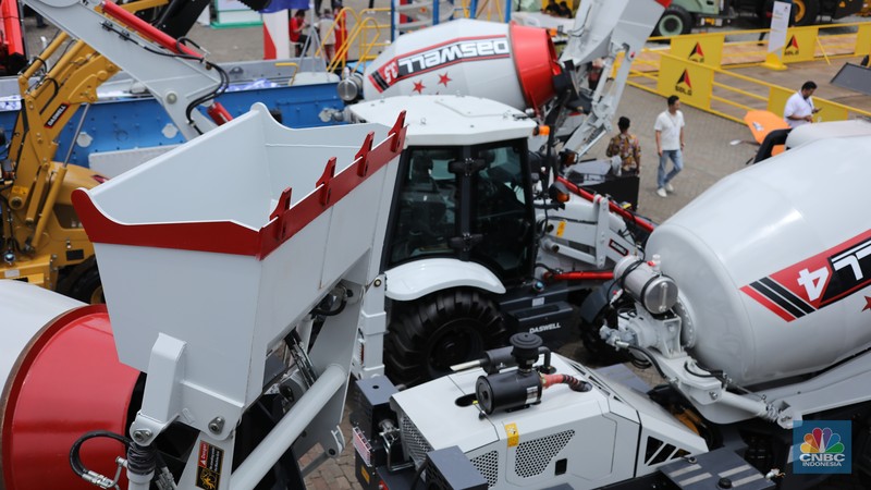 Sejumlah alat berat dipajang dalam Pameran Indonesia Energy & Engineering (IEE) Series 2025 di Jakarta International Expo (JIExpo), Kamis (11/9/2025). (CNBC Indonesia/Tri Susilo)