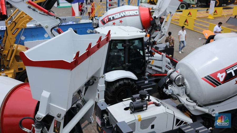 Sejumlah alat berat dipajang dalam Pameran Indonesia Energy & Engineering (IEE) Series 2025 di Jakarta International Expo (JIExpo), Kamis (11/9/2025). (CNBC Indonesia/Tri Susilo)