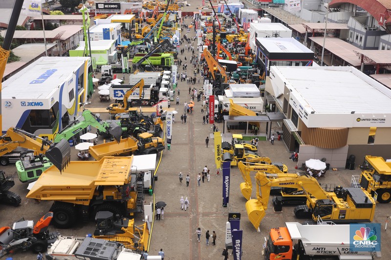 Sejumlah alat berat dipajang dalam Pameran Indonesia Energy & Engineering (IEE) Series 2025 di Jakarta International Expo (JIExpo), Kamis (11/9/2025). (CNBC Indonesia/Tri Susilo)