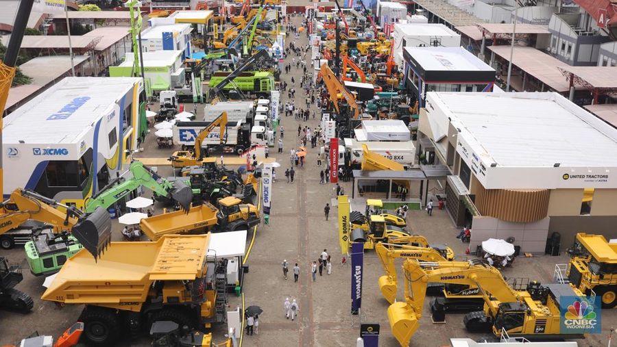 Sejumlah alat berat dipajang dalam Pameran Indonesia Energy & Engineering (IEE) Series 2025 di Jakarta International Expo (JIExpo), Kamis (11/9/2025). (CNBC Indonesia/Tri Susilo)