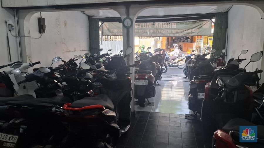 Sejumlah dealer motor sport  di Cipinang dan Condet, Jakarta Timur pada Rabu (10/9/2025), bekas tampak sepi pembeli. (CNBC Indonesia/Chandra Dwi Pranata)