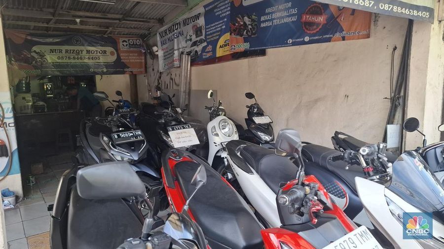 Sejumlah dealer motor sport  di Cipinang dan Condet, Jakarta Timur pada Rabu (10/9/2025), bekas tampak sepi pembeli. (CNBC Indonesia/Chandra Dwi Pranata)