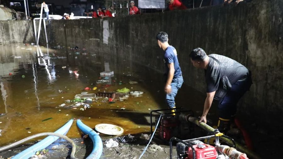 Sejumlah tim gabungan bahu membahu melakukan penyedotan air banjir yang masih tergenang di Pasar Badung, Kota Denpasar, Bali pada Rabu (10/9/2025). (Dok. BNPB)