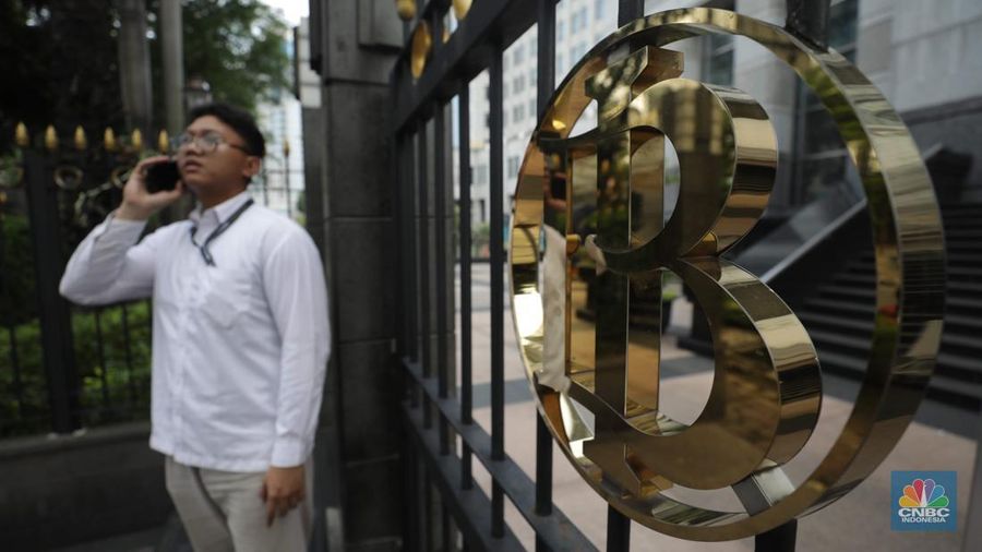 Seorang Karyawan berdiri di depan logo Bank Indonesia (BI) di Jakarta, Kamis (11/9/2025). (CNBC Indonesia/Muhammad Sabki)