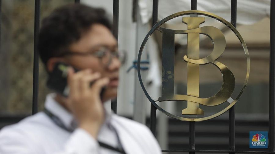 Seorang Karyawan berdiri di depan logo Bank Indonesia (BI) di Jakarta, Kamis (11/9/2025). (CNBC Indonesia/Muhammad Sabki)