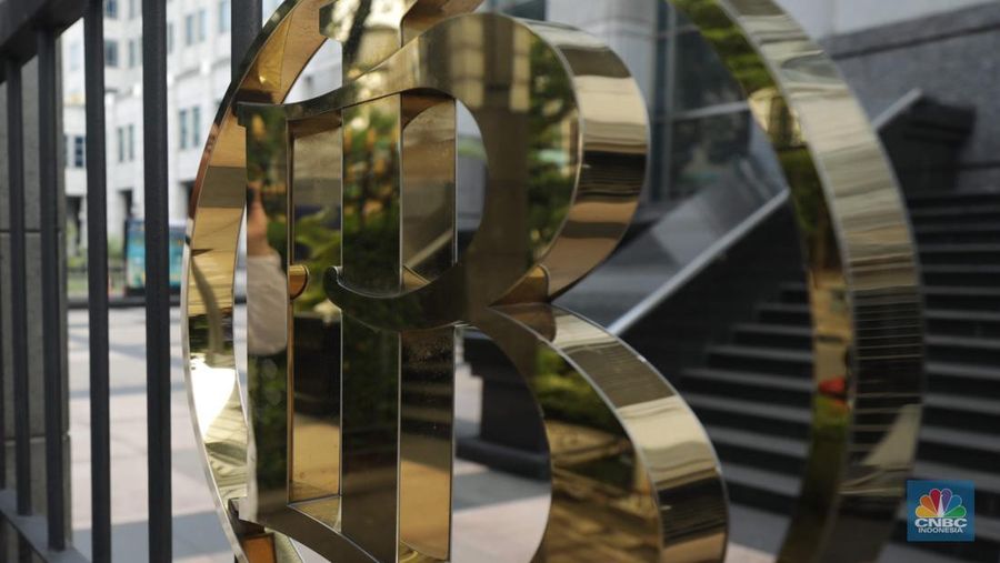 Seorang Karyawan berdiri di depan logo Bank Indonesia (BI) di Jakarta, Kamis (11/9/2025). (CNBC Indonesia/Muhammad Sabki)