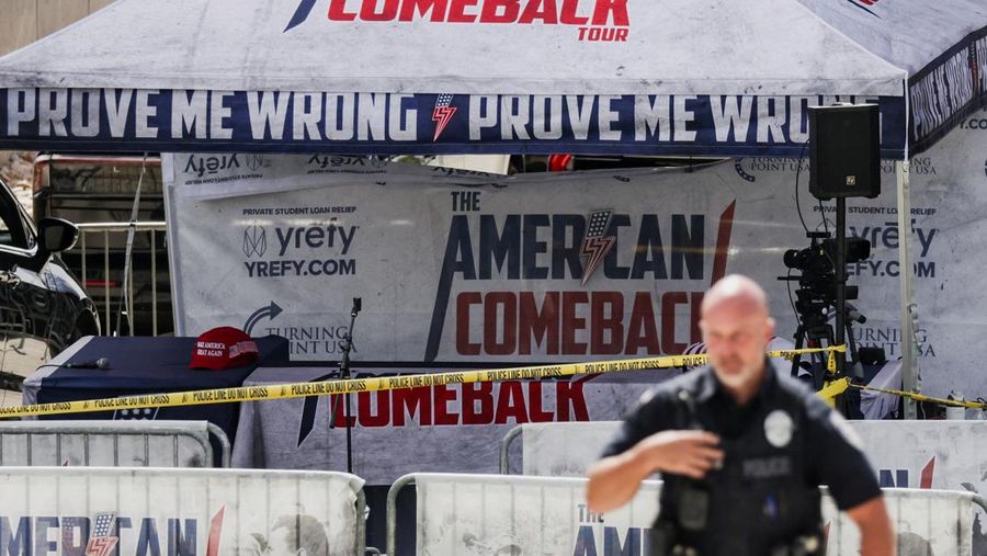 Seorang petugas polisi berjalan di depan tenda bertuliskan slogan 'The American Comeback Tour', yang ditutup setelah aktivis sayap kanan AS, komentator, Charlie Kirk, sekutu Presiden AS Donald Trump, ditembak mati selama acara di Utah Valley University, di Orem, Utah, AS, 10 September 2025. (REUTERS/Jim Urquhart)
