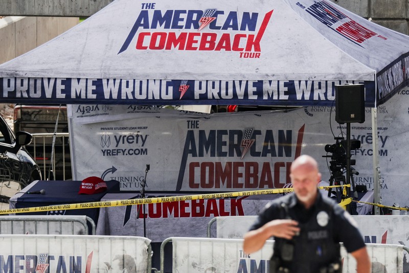 Aktivis dan komentator sayap kanan AS Charlie Kirk melempar topi ke kerumunan sesaat sebelum ia ditembak di acara pidato Universitas Utah Valley di Orem, Utah, AS, 10 September 2025. (Trent Nelson/The Salt Lake Tribune via REUTERS)