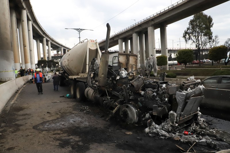 Seorang pria berjalan di samping sisa-sisa hangus sebuah trailer, salah satu kendaraan yang rusak dalam ledakan truk tangki gas di Jalan Ignacio Zaragoza, tempat beberapa orang mengalami luka bakar setelah truk tangki terbalik, di Mexico City, Meksiko, 10 September 2025. Seorang pria berjalan di samping sisa-sisa hangus sebuah trailer, salah satu kendaraan yang rusak dalam ledakan truk tangki gas di Jalan Ignacio Zaragoza, tempat beberapa orang mengalami luka bakar setelah truk tangki terbalik, di Mexico City, Meksiko, 10 September 2025. (REUTERS/Quetzalli Blanco)