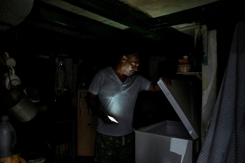 Pemandangan gedung DPR Kuba saat terjadi keruntuhan jaringan listrik nasional, yang keempat dalam waktu kurang dari setahun, yang menyebabkan pemadaman listrik nasional, di Havana, Kuba, 10 September 2025. (REUTERS/Norlys Perez)