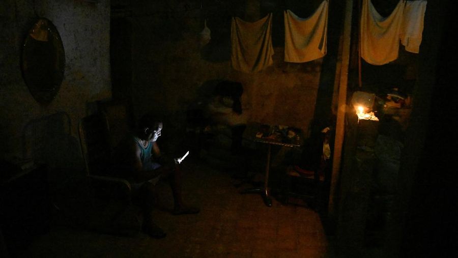 Pemandangan gedung DPR Kuba saat terjadi keruntuhan jaringan listrik nasional, yang keempat dalam waktu kurang dari setahun, yang menyebabkan pemadaman listrik nasional, di Havana, Kuba, 10 September 2025. (REUTERS/Norlys Perez)