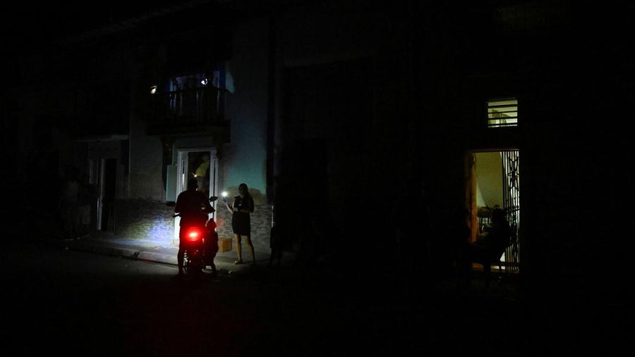 Pemandangan gedung DPR Kuba saat terjadi keruntuhan jaringan listrik nasional, yang keempat dalam waktu kurang dari setahun, yang menyebabkan pemadaman listrik nasional, di Havana, Kuba, 10 September 2025. (REUTERS/Norlys Perez)