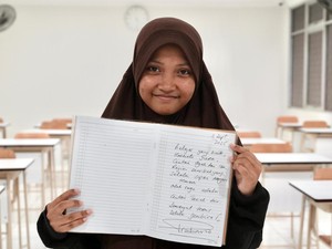 Bahagianya Juniar, Siswi Sekolah Rakyat yang dapat Secarik Pesan dari Prabowo