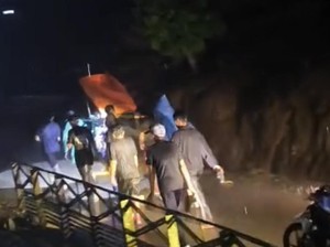 Wanita Sakit Ditandu 13 Km ke RSUD Soppeng gegara Jalan Rusak