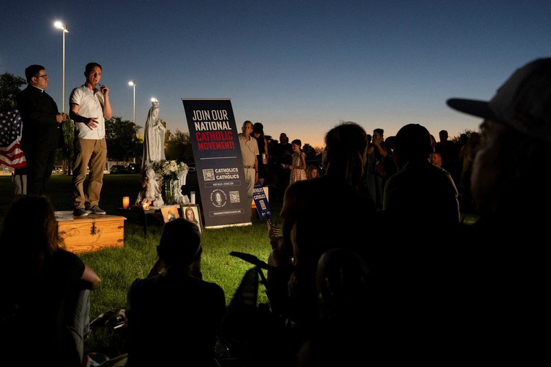 Para pelayat membawa bunga ke upacara peringatan untuk Charlie Kirk, yang ditembak dan dibunuh di Utah, di luar Turning Point di Phoenix, Arizona, AS, 10 September 2025. (REUTERS/Caitlin O’Hara)