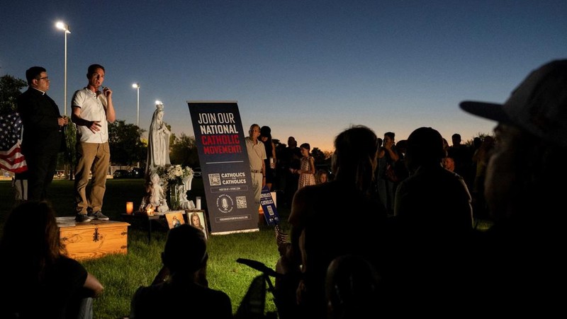 Para pelayat membawa bunga ke upacara peringatan untuk Charlie Kirk, yang ditembak dan dibunuh di Utah, di luar Turning Point di Phoenix, Arizona, AS, 10 September 2025. (REUTERS/Caitlin O’Hara)