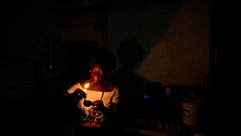 Pemandangan gedung DPR Kuba saat terjadi keruntuhan jaringan listrik nasional, yang keempat dalam waktu kurang dari setahun, yang menyebabkan pemadaman listrik nasional, di Havana, Kuba, 10 September 2025. (REUTERS/Norlys Perez)