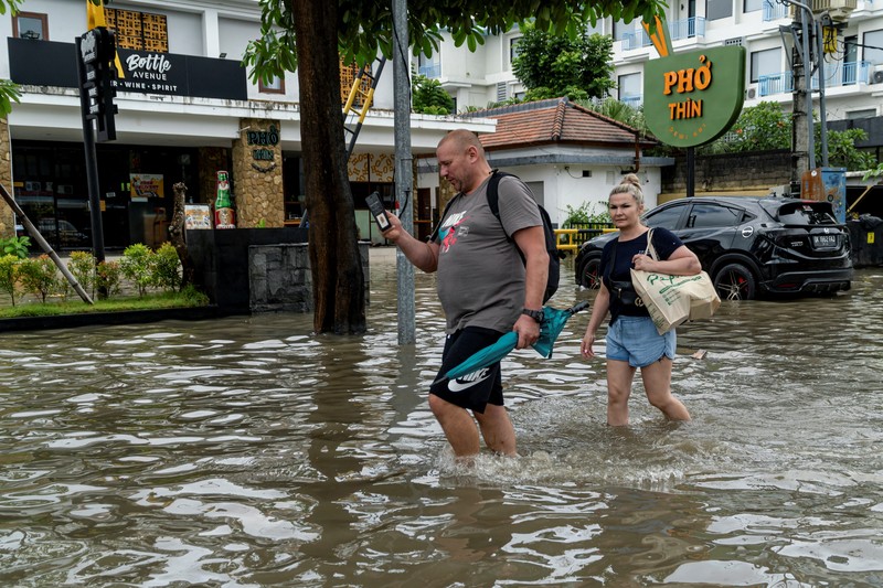 Banjir di Bali. (Tangkapan Layar Video/REUTERS)