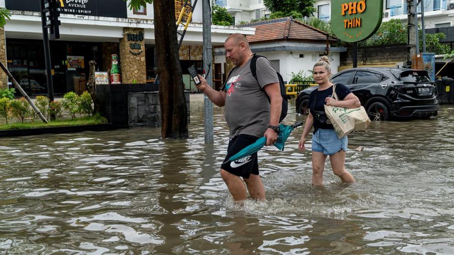 Banjir di Bali. (Tangkapan Layar Video/REUTERS)