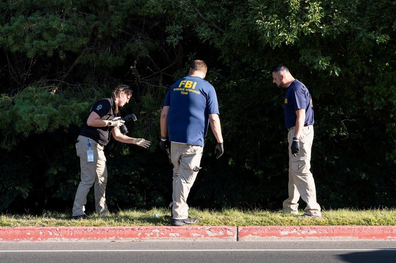 Foto kombinasi menunjukkan orang yang menarik dalam penembakan fatal aktivis sayap kanan dan komentator AS Charlie Kirk selama acara di Universitas Utah Valley, di Orem, Utah, AS, dalam rekaman keamanan yang dirilis oleh Departemen Keamanan Publik Utah pada 11 September 2025. (Utah Department of Public Safety/Handout via REUTERS)