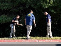 Anggota tim forensik FBI bekerja di area hutan, dekat dengan jalur pelarian yang dilaporkan oleh pelaku penembakan aktivis sayap kanan AS dan komentator Charlie Kirk, sekutu Presiden AS Donald Trump, yang tewas tertembak dalam sebuah acara di Utah Va