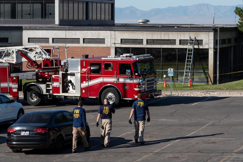 Foto kombinasi menunjukkan orang yang menarik dalam penembakan fatal aktivis sayap kanan dan komentator AS Charlie Kirk selama acara di Universitas Utah Valley, di Orem, Utah, AS, dalam rekaman keamanan yang dirilis oleh Departemen Keamanan Publik Utah pada 11 September 2025. (Utah Department of Public Safety/Handout via REUTERS)