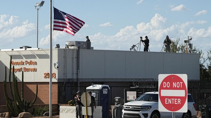Foto kombinasi menunjukkan orang yang menarik dalam penembakan fatal aktivis sayap kanan dan komentator AS Charlie Kirk selama acara di Universitas Utah Valley, di Orem, Utah, AS, dalam rekaman keamanan yang dirilis oleh Departemen Keamanan Publik Utah pada 11 September 2025. (Utah Department of Public Safety/Handout via REUTERS)