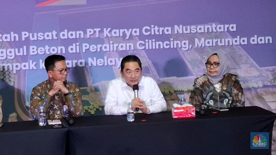 Direktur Utama PT Karya Citra Nusantara (KCN) Widodo Setiadi (kemeja putih) beserta jajarannya menjelaskan soal  viralnya tanggul beton di perairan Cilincing, Jakarta Utara, Jumat (12/9/2025). (CNBC Indonesia/Chandra Dwi Pranata)