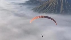 Turis Terbang dengan Paralayang di Atas Bromo, TNBTS Kebobolan?