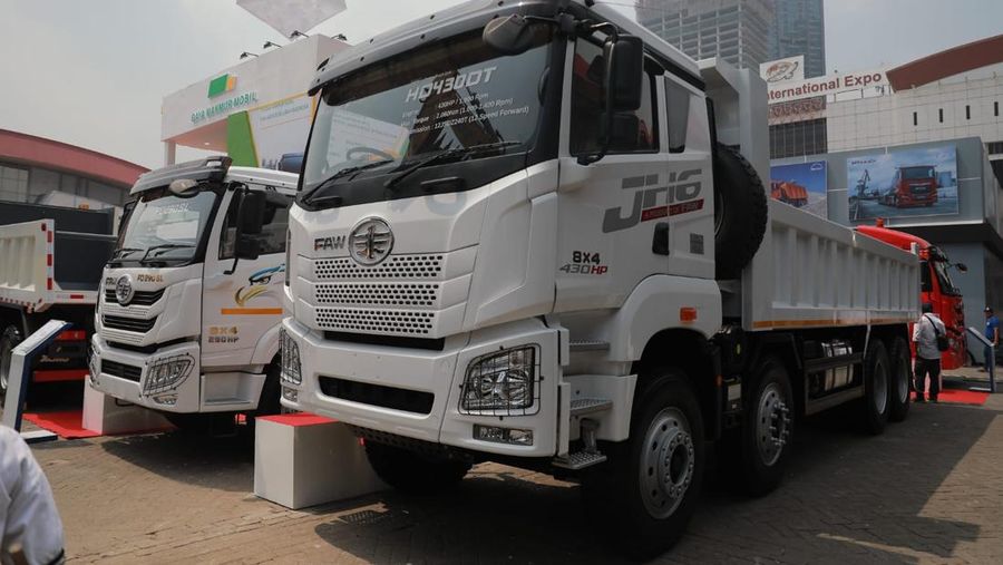 Ilustrasi Truk bekas dari China. (CNBC Indonesia/Muhammad Sabki)