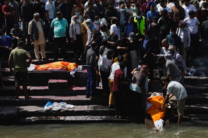 Jenazah korban meninggal dunia akibat protes antikorupsi saat proses kremasi di kompleks kuil Pashupatinath, Sungai Bagmati, Kathmandu, Nepal, Jumat (12/9/2025).(REUTERS/Navesh Chitrakar) Jenazah korban meninggal dunia akibat protes antikorupsi saat proses kremasi di kompleks kuil Pashupatinath, Sungai Bagmati, Kathmandu, Nepal, Jumat (12/9/2025).(REUTERS/Navesh Chitrakar)