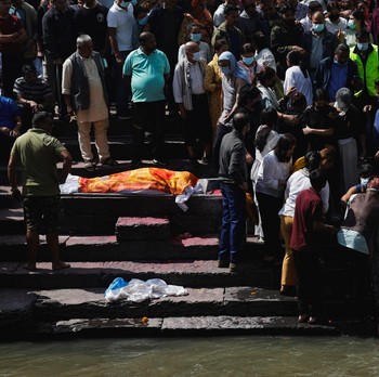 Potret Haru Kremasi Korban Tewas Akibat Kerusuhan di Nepal