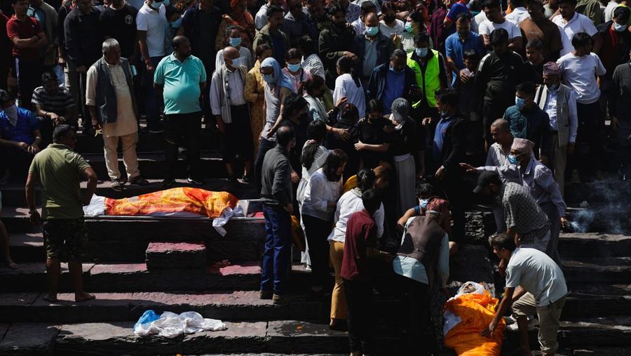 Jenazah korban meninggal dunia akibat protes antikorupsi saat proses kremasi di kompleks kuil Pashupatinath, Sungai Bagmati, Kathmandu, Nepal, Jumat (12/9/2025).(REUTERS/Navesh Chitrakar)