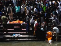 Potret Haru Kremasi Korban Tewas Akibat Kerusuhan di Nepal
