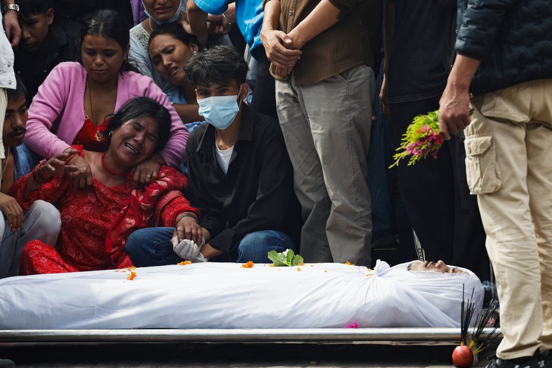 Jenazah korban meninggal dunia akibat protes antikorupsi saat proses kremasi di kompleks kuil Pashupatinath, Sungai Bagmati, Kathmandu, Nepal, Jumat (12/9/2025).(REUTERS/Navesh Chitrakar)