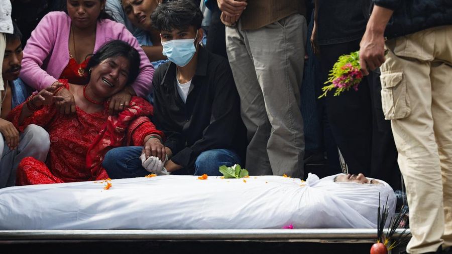 Jenazah korban meninggal dunia akibat protes antikorupsi saat proses kremasi di kompleks kuil Pashupatinath, Sungai Bagmati, Kathmandu, Nepal, Jumat (12/9/2025).(REUTERS/Navesh Chitrakar)
