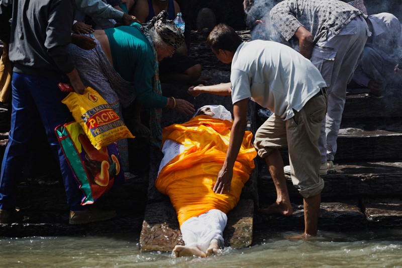 Jenazah korban meninggal dunia akibat protes antikorupsi saat proses kremasi di kompleks kuil Pashupatinath, Sungai Bagmati, Kathmandu, Nepal, Jumat (12/9/2025).(REUTERS/Navesh Chitrakar) Jenazah korban meninggal dunia akibat protes antikorupsi saat proses kremasi di kompleks kuil Pashupatinath, Sungai Bagmati, Kathmandu, Nepal, Jumat (12/9/2025).(REUTERS/Navesh Chitrakar)