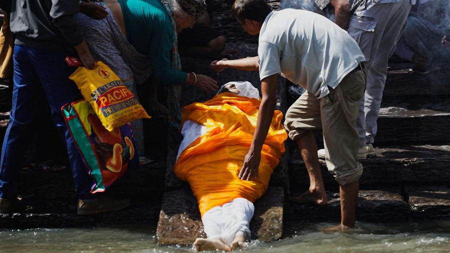Jenazah korban meninggal dunia akibat protes antikorupsi saat proses kremasi di kompleks kuil Pashupatinath, Sungai Bagmati, Kathmandu, Nepal, Jumat (12/9/2025).(REUTERS/Navesh Chitrakar)