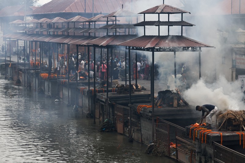 Jenazah korban meninggal dunia akibat protes antikorupsi saat proses kremasi di kompleks kuil Pashupatinath, Sungai Bagmati, Kathmandu, Nepal, Jumat (12/9/2025).(REUTERS/Navesh Chitrakar) Jenazah korban meninggal dunia akibat protes antikorupsi saat proses kremasi di kompleks kuil Pashupatinath, Sungai Bagmati, Kathmandu, Nepal, Jumat (12/9/2025).(REUTERS/Navesh Chitrakar)