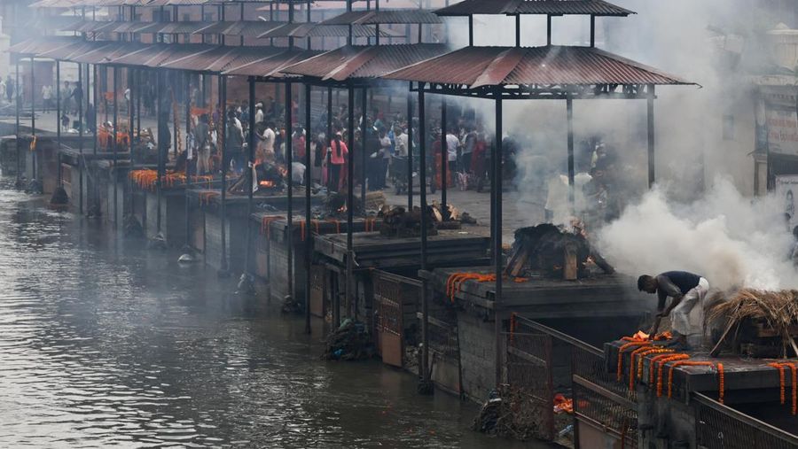 Jenazah korban meninggal dunia akibat protes antikorupsi saat proses kremasi di kompleks kuil Pashupatinath, Sungai Bagmati, Kathmandu, Nepal, Jumat (12/9/2025).(REUTERS/Navesh Chitrakar)