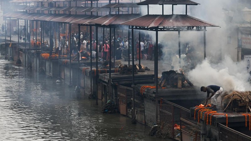 Jenazah korban meninggal dunia akibat protes antikorupsi saat proses kremasi di kompleks kuil Pashupatinath, Sungai Bagmati, Kathmandu, Nepal, Jumat (12/9/2025).(REUTERS/Navesh Chitrakar)