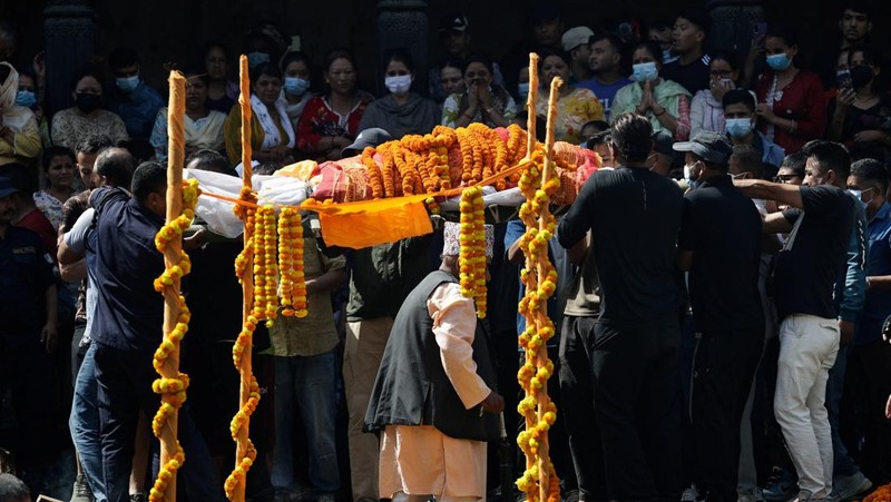 Jenazah korban meninggal dunia akibat protes antikorupsi saat proses kremasi di kompleks kuil Pashupatinath, Sungai Bagmati, Kathmandu, Nepal, Jumat (12/9/2025).(REUTERS/Navesh Chitrakar)