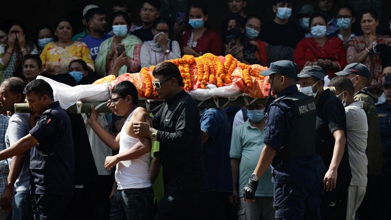 Jenazah korban meninggal dunia akibat protes antikorupsi saat proses kremasi di kompleks kuil Pashupatinath, Sungai Bagmati, Kathmandu, Nepal, Jumat (12/9/2025).(REUTERS/Navesh Chitrakar)
