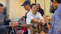 Salut! Jennifer Bachdim Gercep Donasi Makanan untuk Korban Banjir Bali