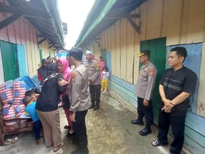 Kapolres Palopo Beri Bantuan ke Rumah Warga Miskin Ekstrem Asriani