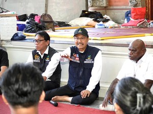 Mensos bersama Menteri HAM Kunjungi Posko Pengungsian Banjir di Bali